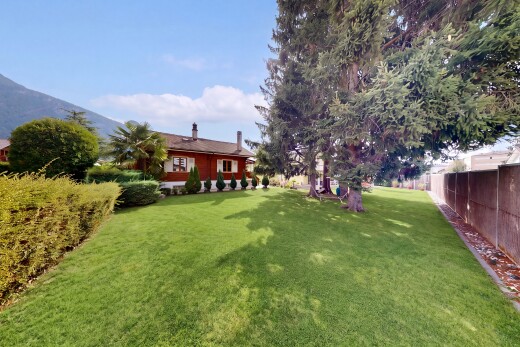 garten mit rasen, zaun, day time, from property, und property visible