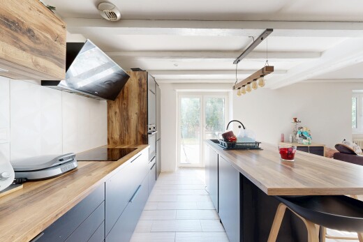 küche mit dunstabzugshaube, inside property, natürliches licht, natural light, und herd