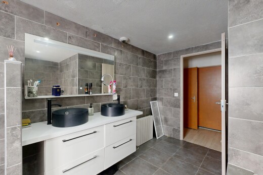 bad mit kühler, fliesenwand, tile wall, waschbecken, und spiegel