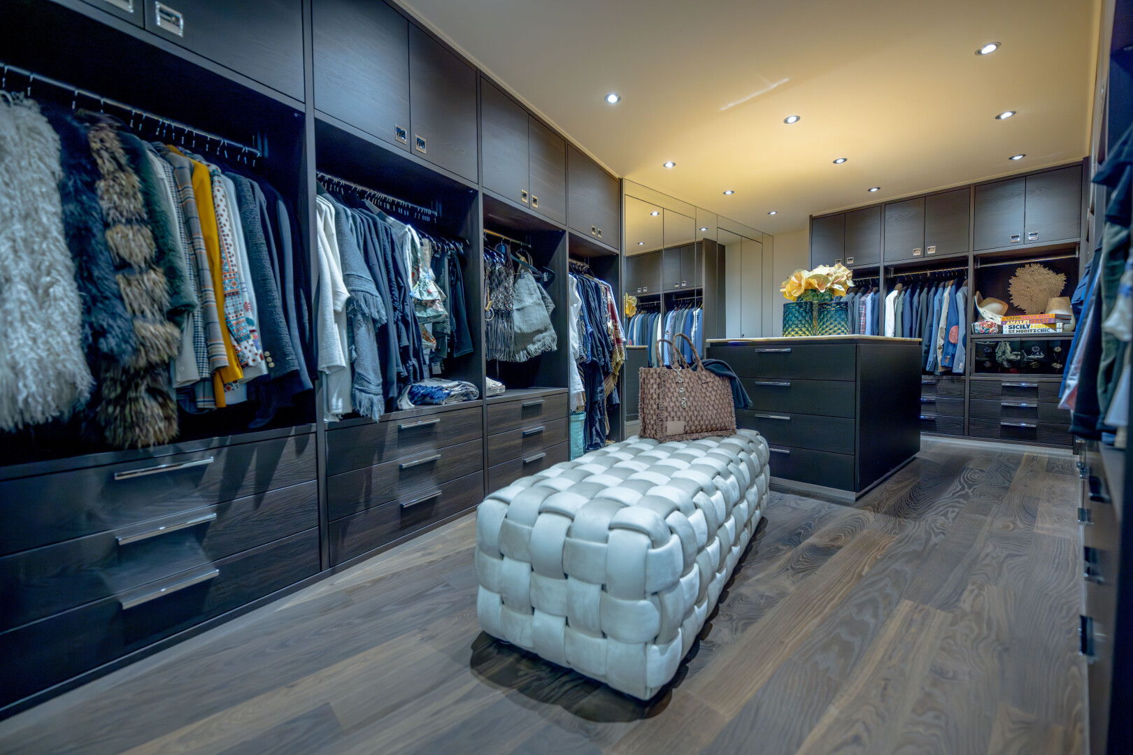 dressing avec sol en finition bois, wood finish floor, et dark floor