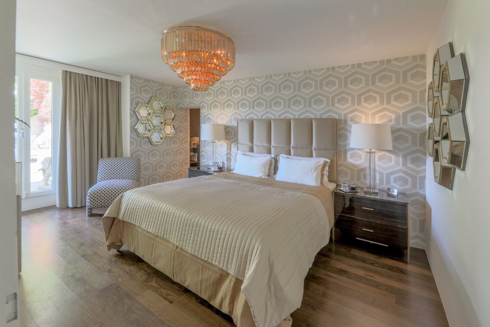 chambre avec wallpaper wall, mur en papier peint, inside property, wood finish floor, et sol en finition bois