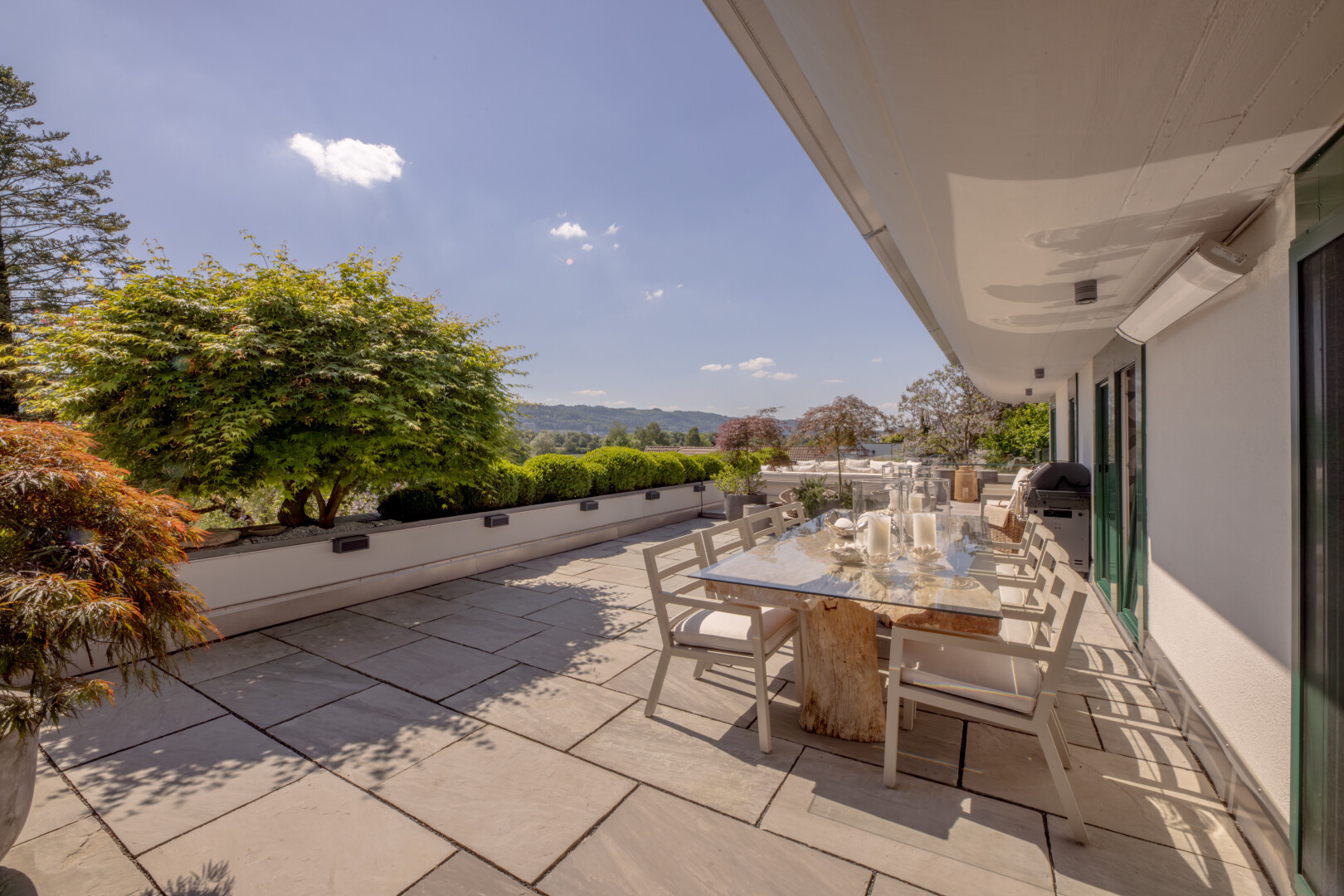 terrasse avec coin repas extérieur, terrasse, et day time