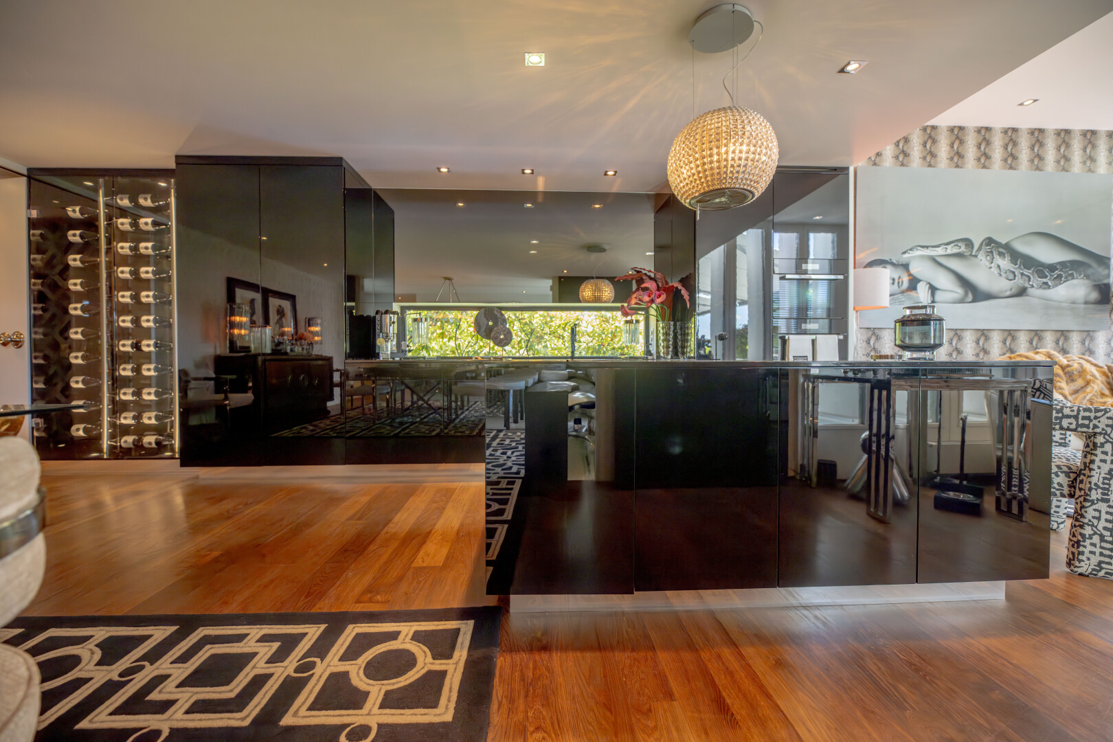 cuisine avec wood finish floor, butcher block countertops, plans de travail en bois de boucher, inside community, et lumière naturelle