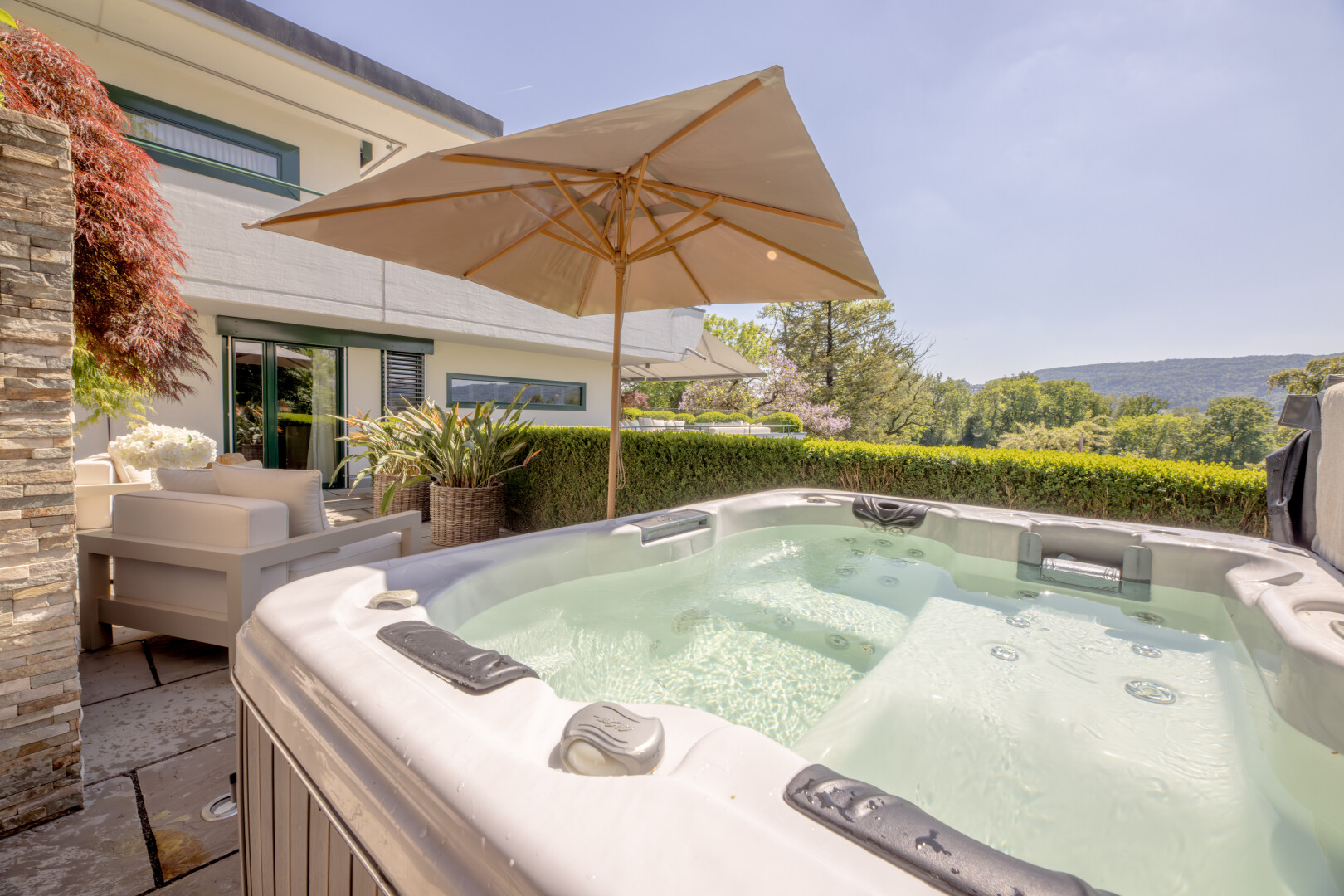 terrasse avec bain à remous, from property, terrasse, et day time