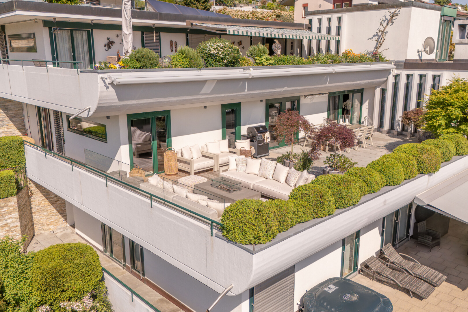 façade avec espace de vie extérieur, bardage en stuc, terrasse, et property visible