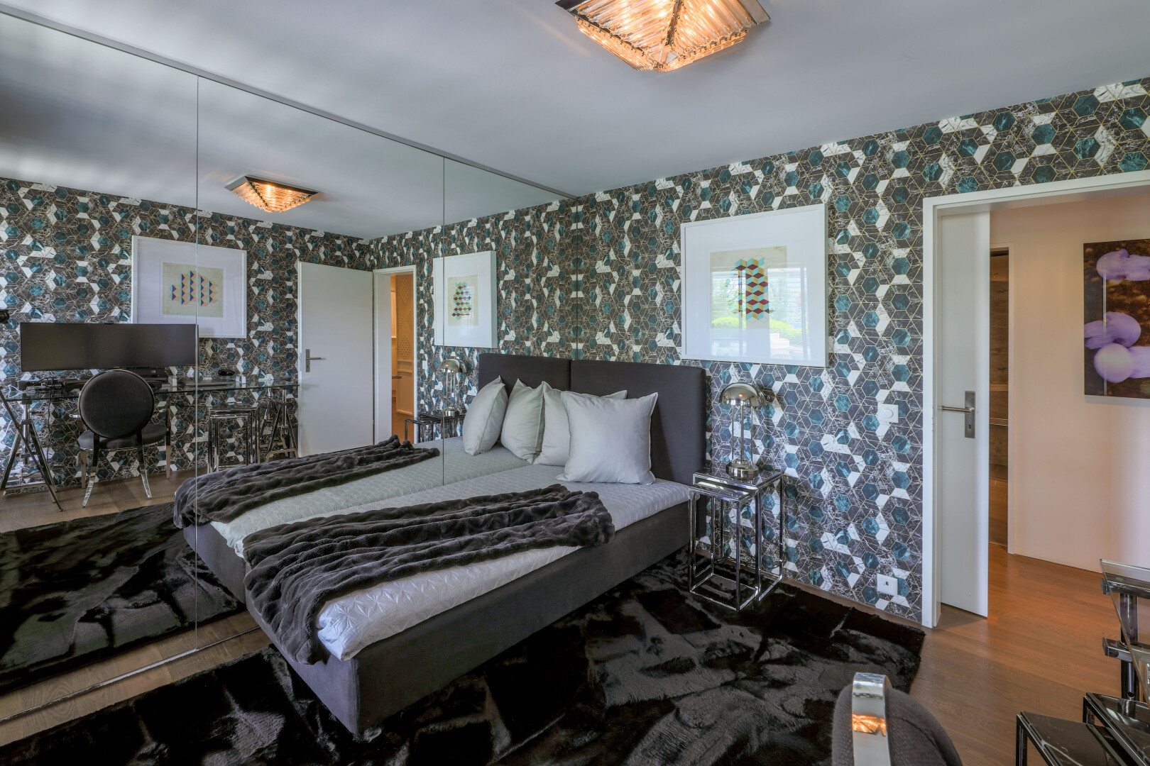 chambre avec mur en papier peint, wallpaper wall, inside property, sol en finition bois, et wood finish floor