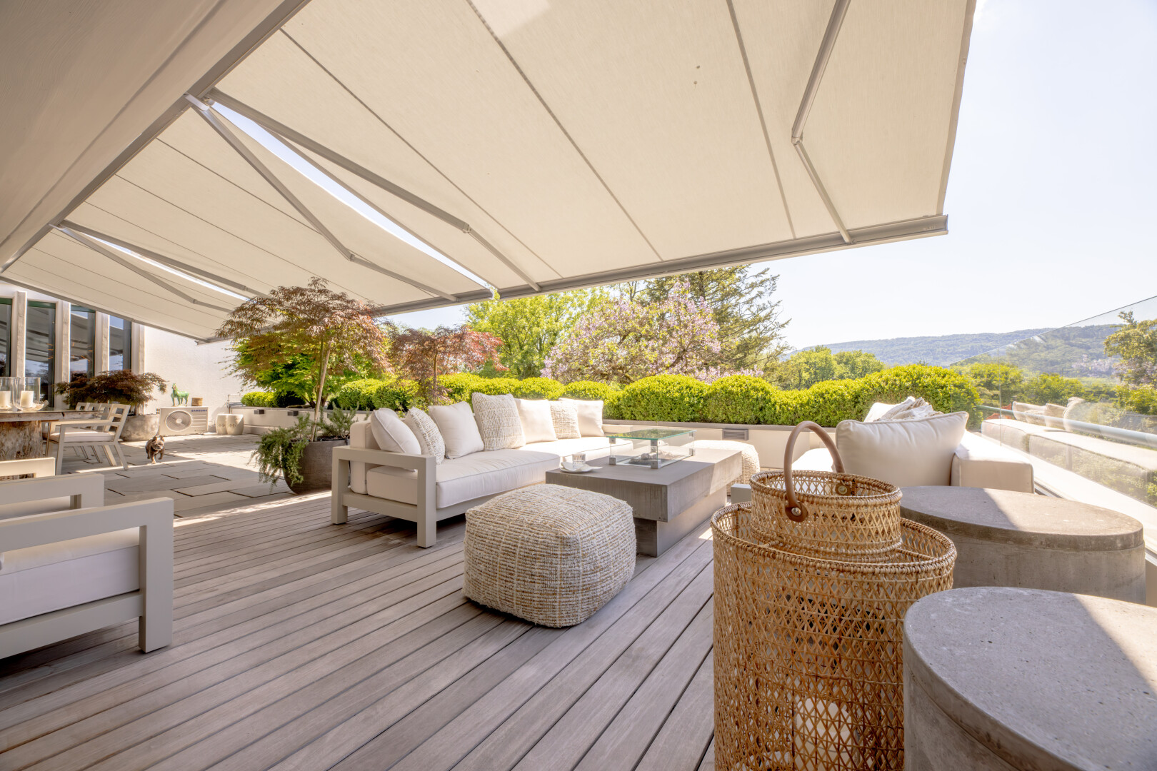 terrasse avec espace de vie extérieur, auvent, terrasse, et from property