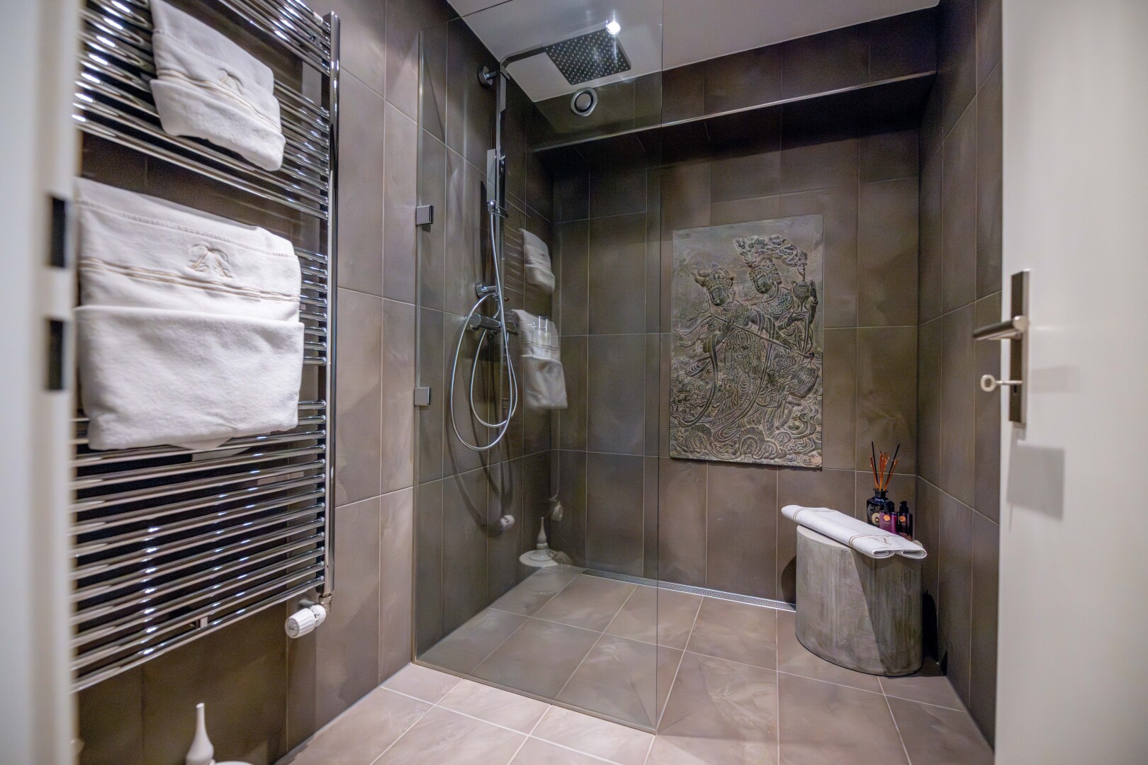 salle de bains avec radiateur, chauffe-serviettes, douche, salle de bain complète, et inside property