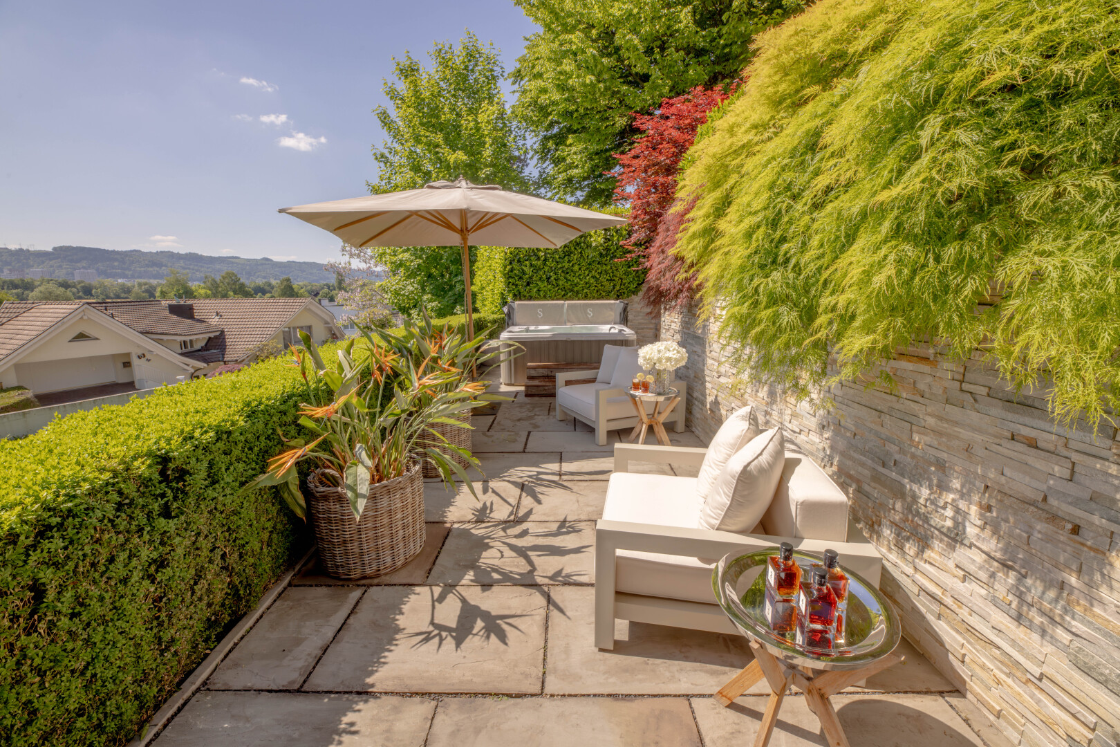 terrasse avec espace de vie extérieur, day time, terrasse, et from property