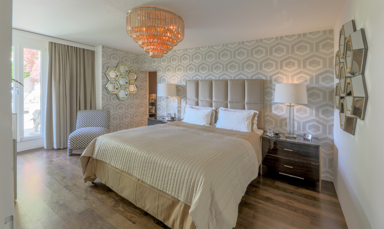 chambre avec wallpaper wall, mur en papier peint, inside property, wood finish floor, et sol en finition bois