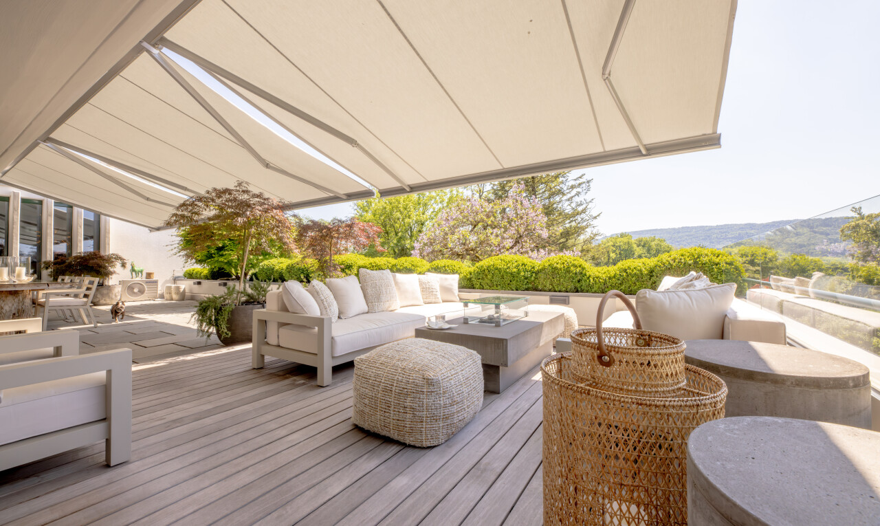 terrasse avec espace de vie extérieur, auvent, terrasse, et from property