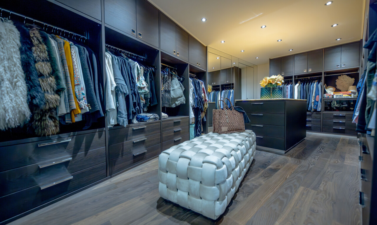 dressing avec sol en finition bois, wood finish floor, et dark floor