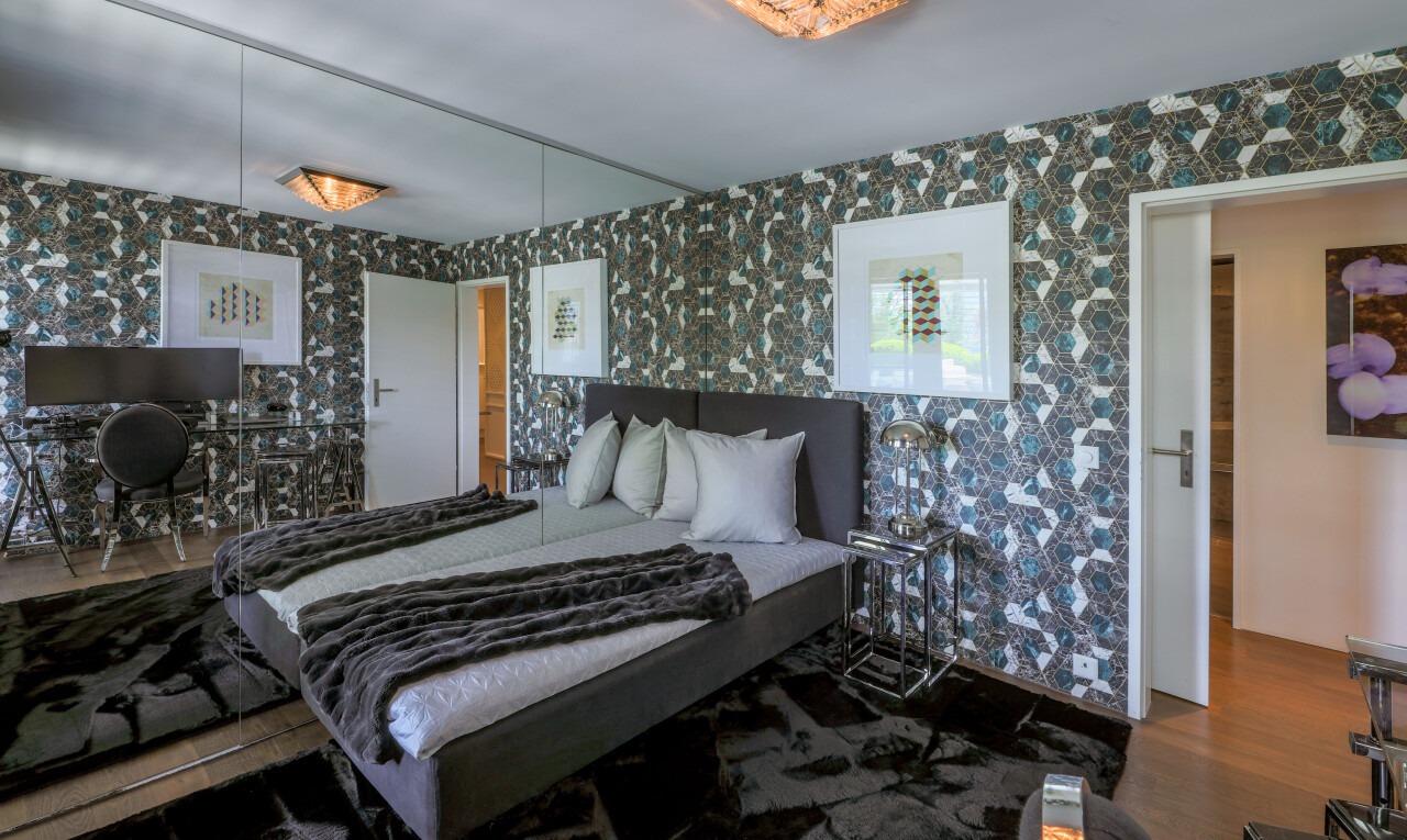chambre avec mur en papier peint, wallpaper wall, inside property, sol en finition bois, et wood finish floor