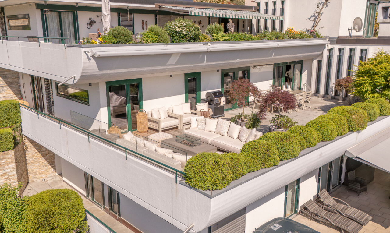 façade avec espace de vie extérieur, bardage en stuc, terrasse, et property visible