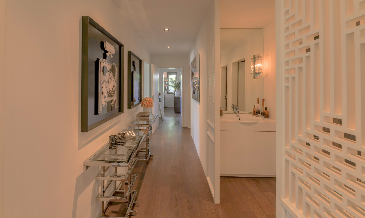 couloir avec inside property, wood finish floor, sol en finition bois, drywall, et cloison sèche