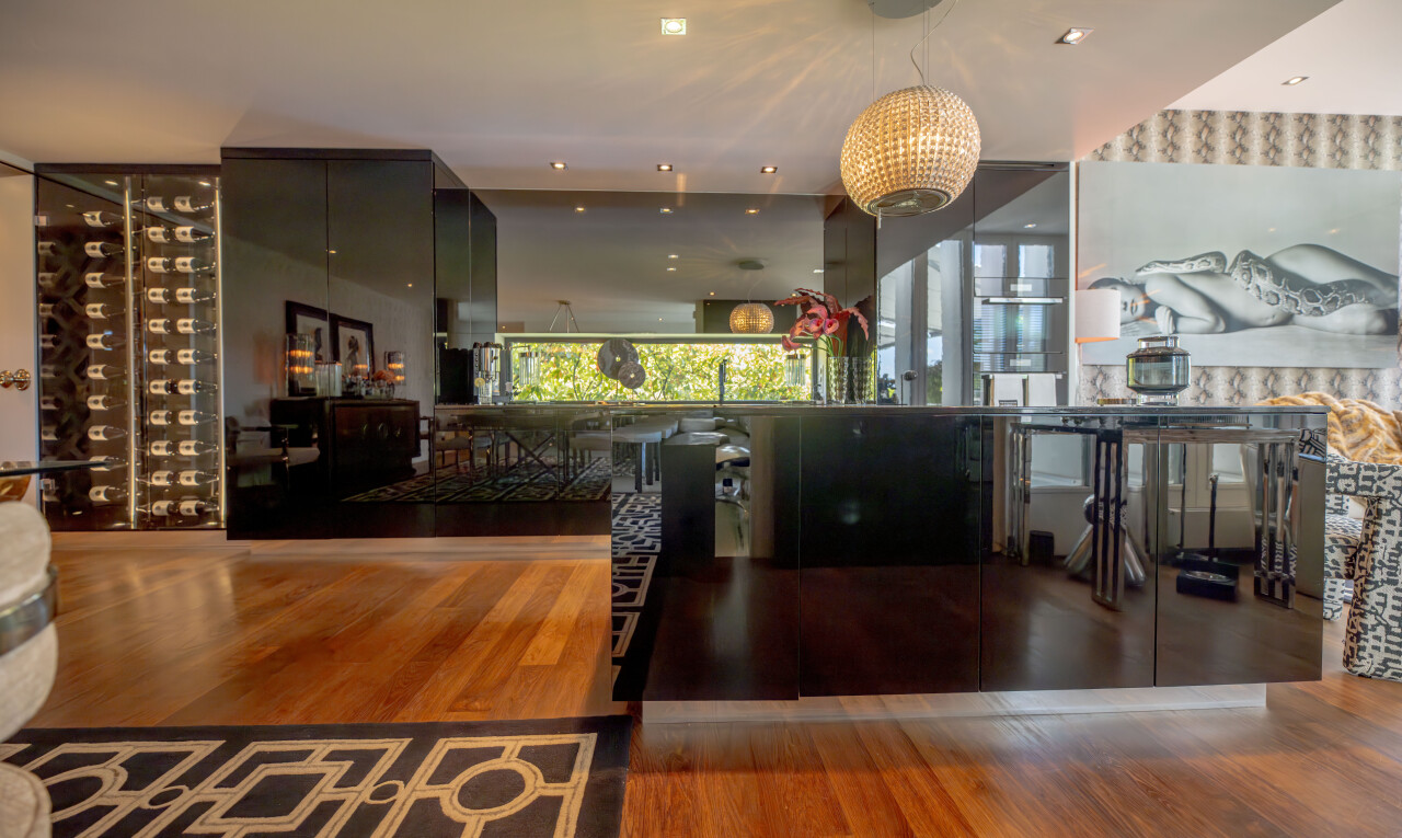 cuisine avec wood finish floor, butcher block countertops, plans de travail en bois de boucher, inside community, et lumière naturelle