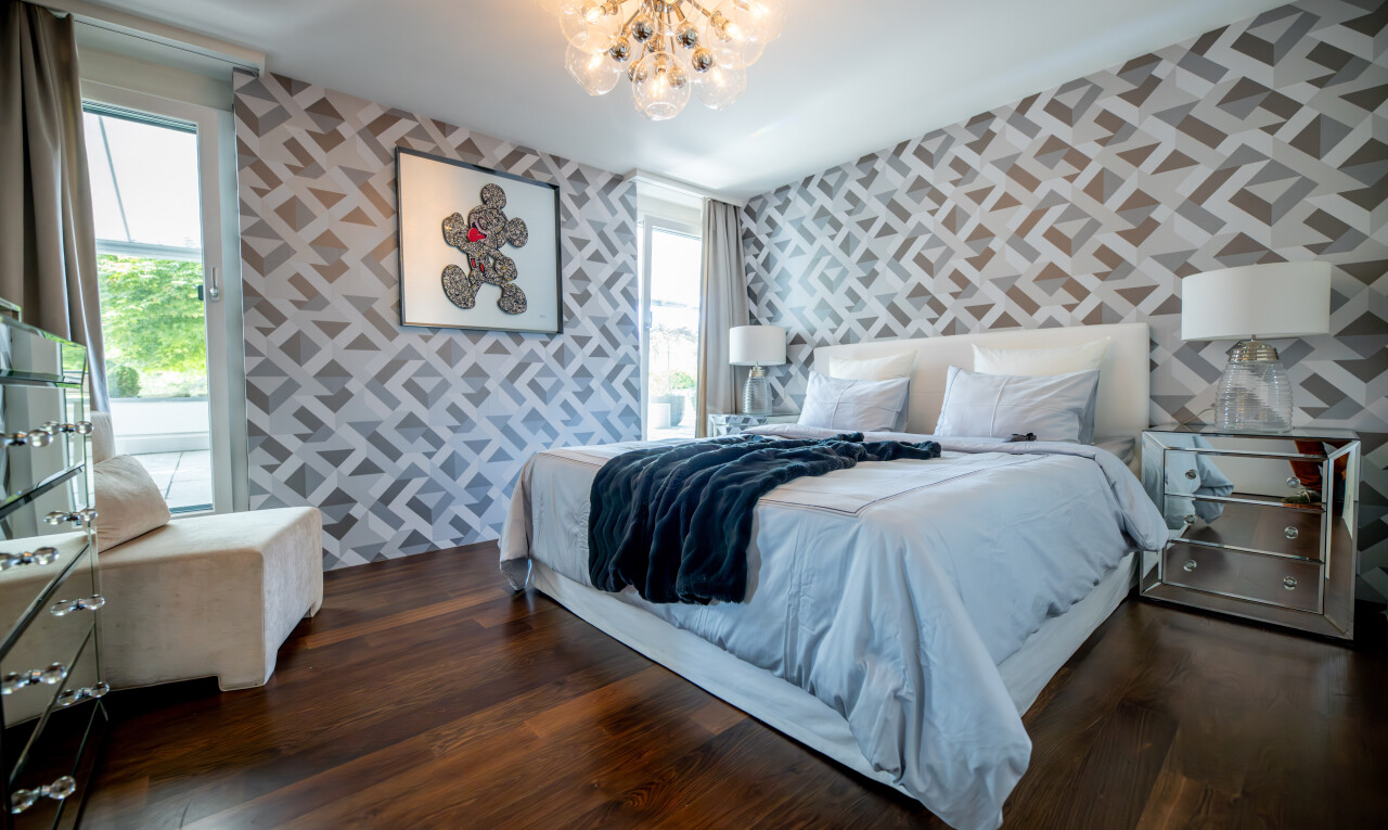 chambre avec wallpaper wall, mur en papier peint, inside property, wood finish floor, et sol en finition bois