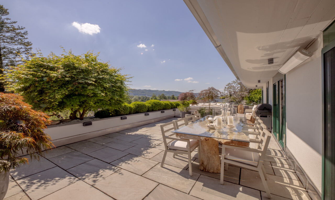 terrasse avec coin repas extérieur, terrasse, et day time