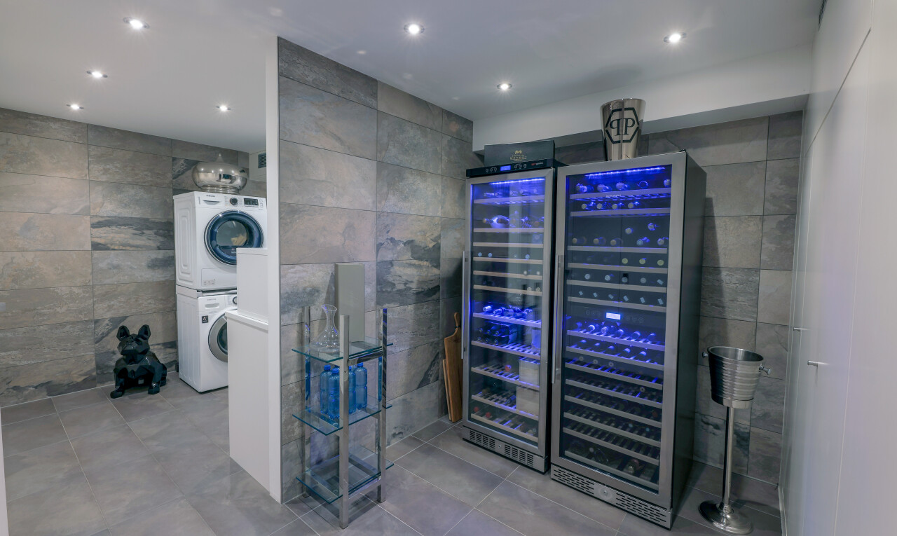 salle de bains avec tile wall, lave-linge et sèche-linge superposés, recessed lighting, salle de bain complète, et inside community