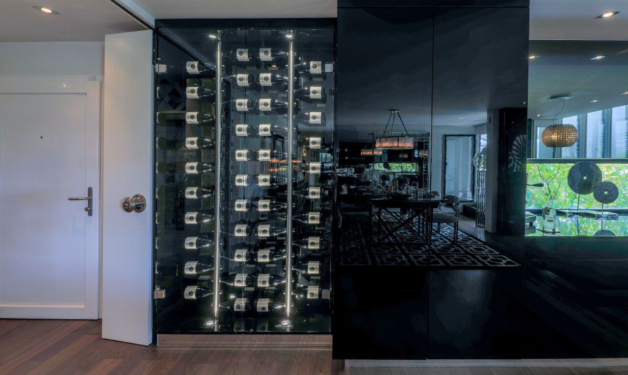 cave avec recessed lighting, éclairage encastré, wood finish floor, sol en finition bois, et natural light