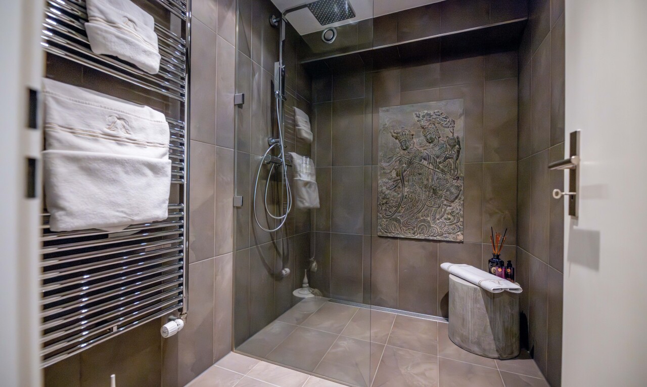 salle de bains avec radiateur, chauffe-serviettes, douche, salle de bain complète, et inside property