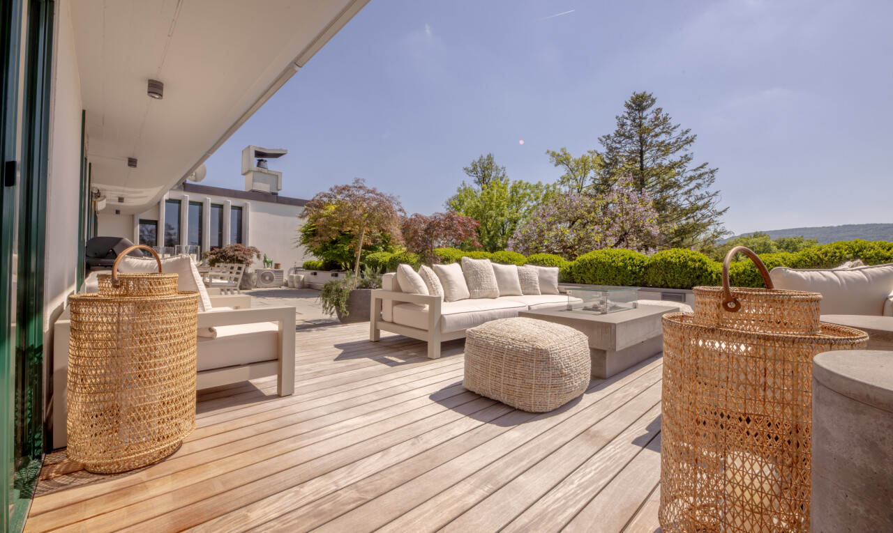 terrasse avec terrasse, espace de vie extérieur, from property, et day time