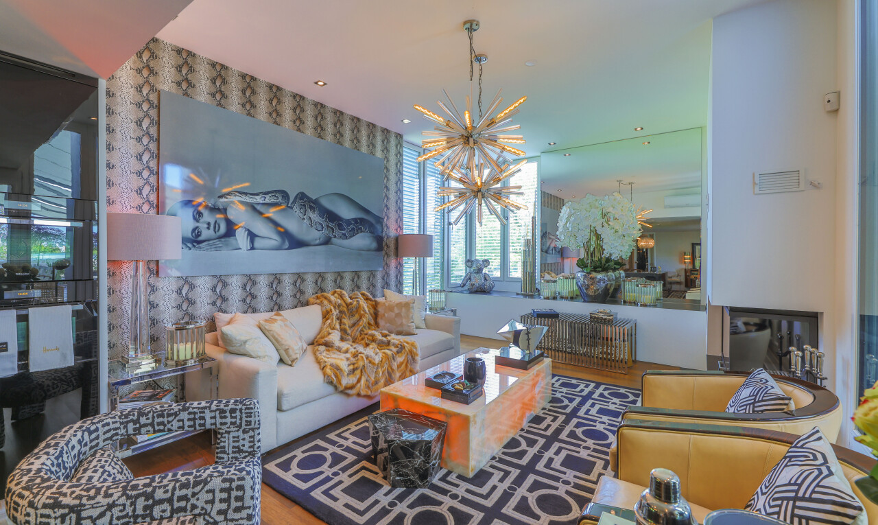 salon avec inside property, lustre remarquable, natural light, lumière naturelle, et wood finish floor