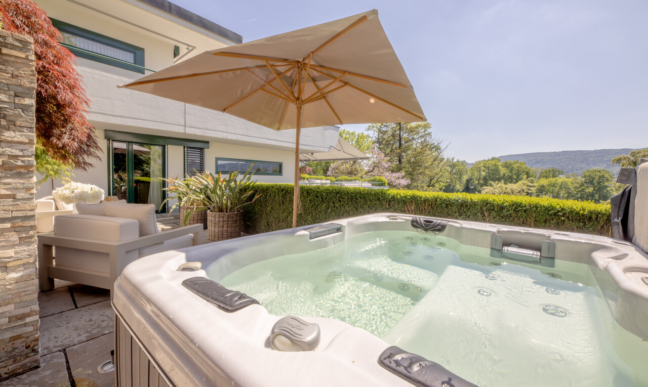 terrasse avec bain à remous, from property, terrasse, et day time
