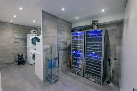salle de bains avec tile wall, lave-linge et sèche-linge superposés, recessed lighting, salle de bain complète, et inside community