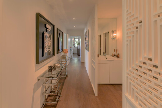 halle / korridor mit inside property, wood finish floor, holzfußboden, drywall, und gipskartonwand