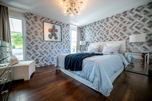 zimmer / schlafzimmer mit wallpaper wall, tapetenwand, inside property, wood finish floor, und holzfußboden