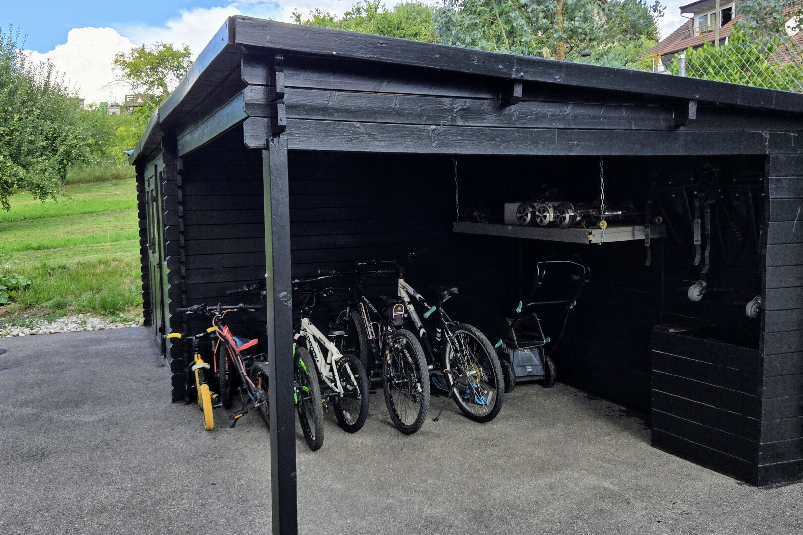 außenansicht mit property visible, horizontale verkleidung, day time, und holzstammverkleidung