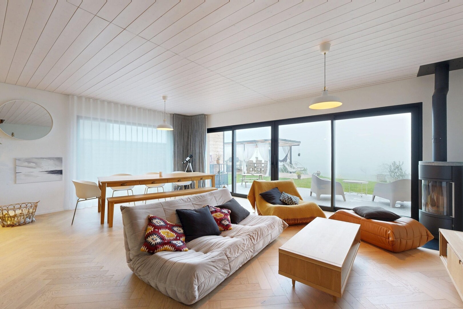 wohn- / esszimmer mit holzofen, parquet floor, natural light, natürliches licht, und inside property