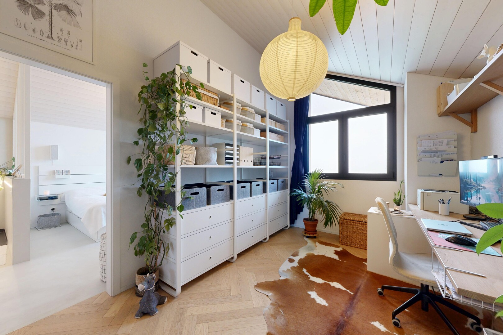 büro mit inside property, natural light, natürliches licht, bürobereich, und drywall