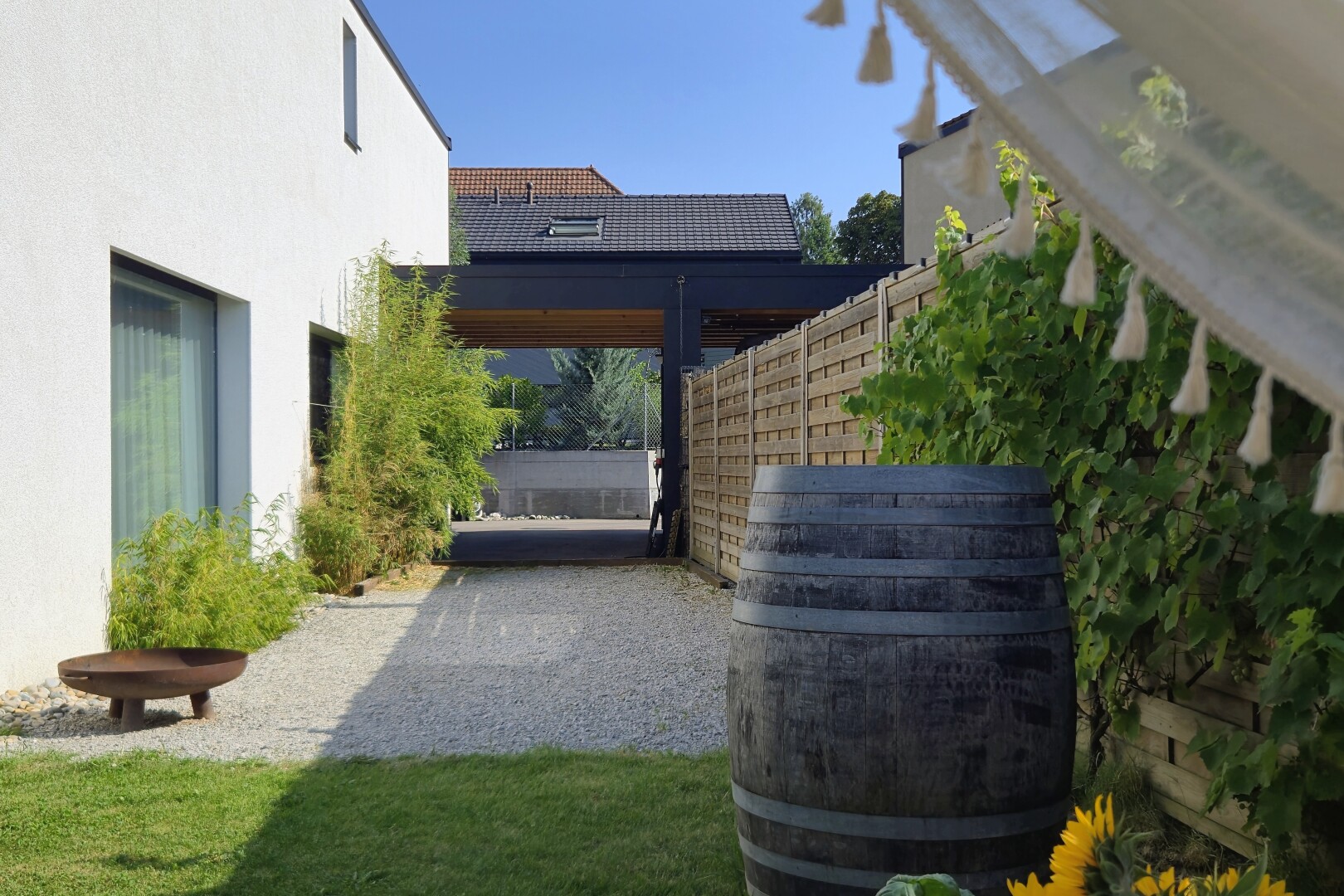 garten mit zaun, day time, property visible, und terrasse