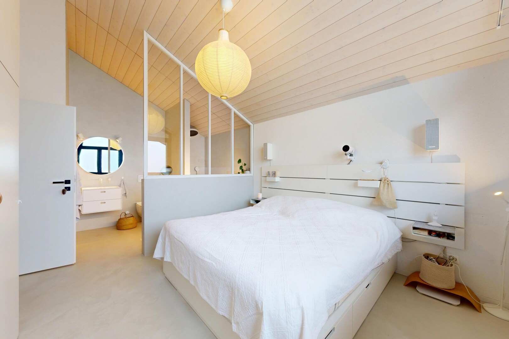 zimmer / schlafzimmer mit inside property, drywall, gipskartonwand, vaulted ceiling, und dachschräge