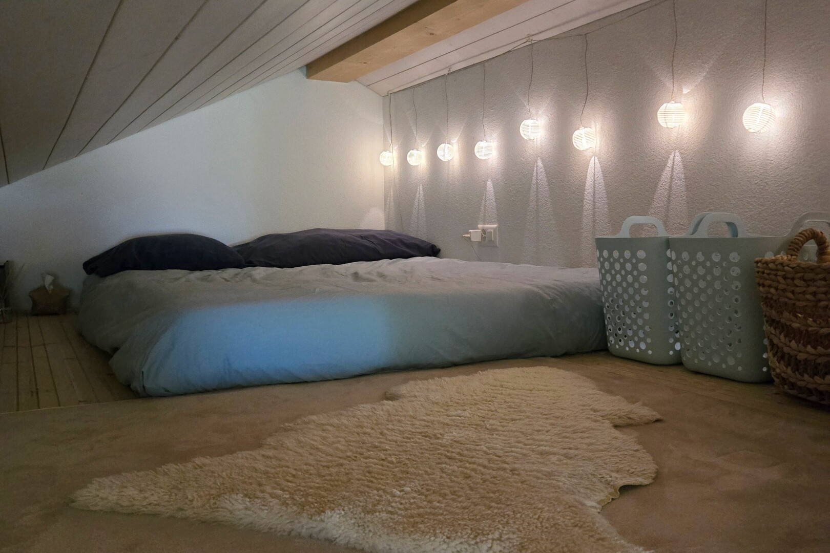 zimmer / schlafzimmer mit balkendecke, beamed ceiling, und inside property