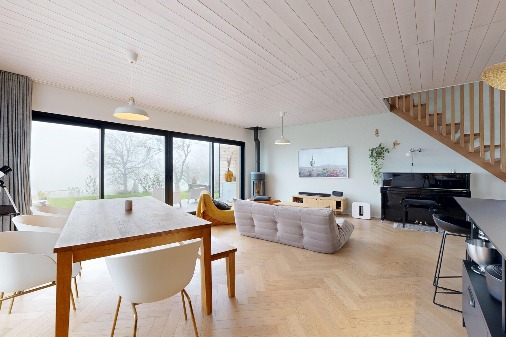 wohn- / esszimmer mit holzofen, parquet floor, inside property, natural light, und natürliches licht