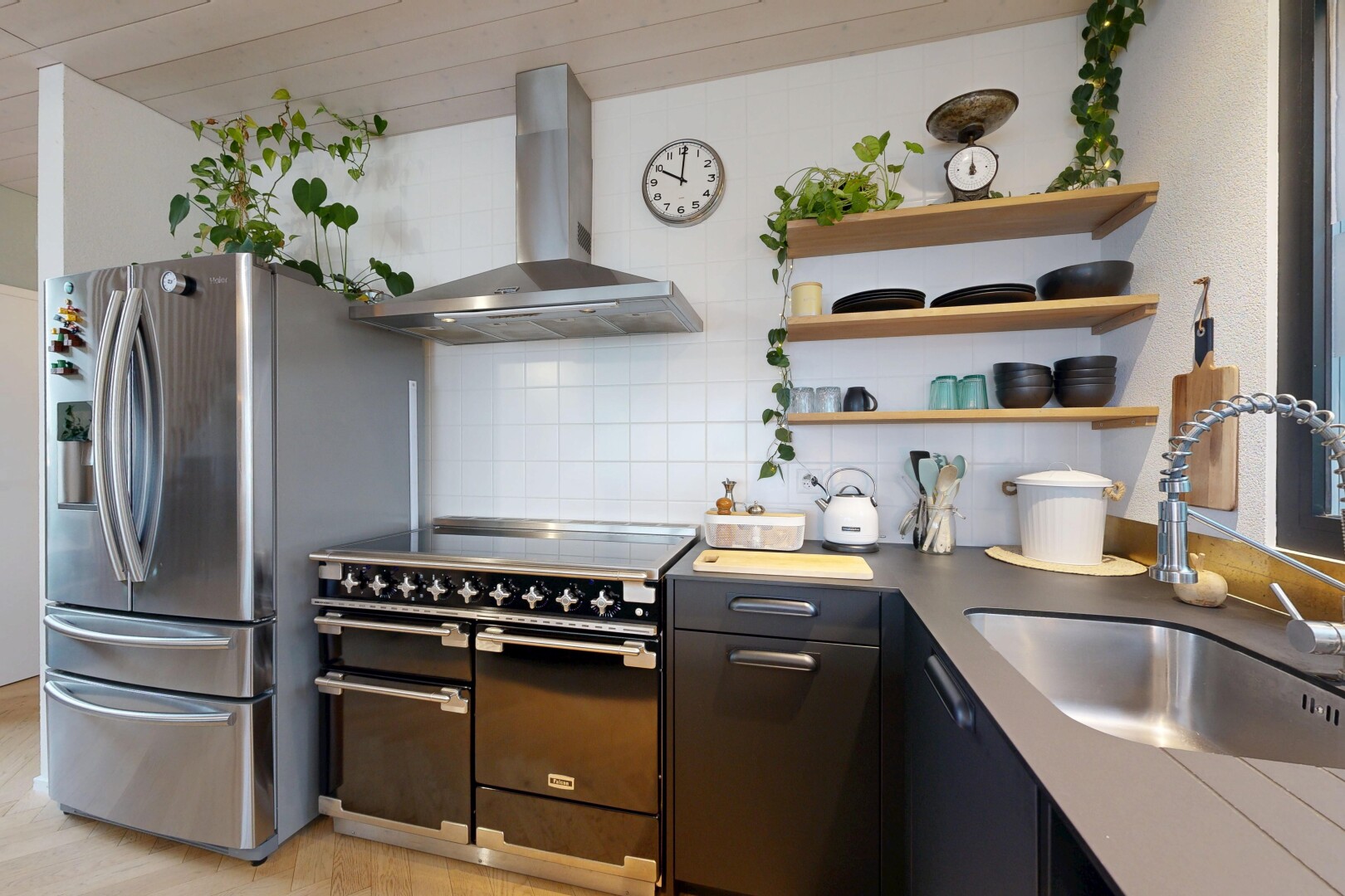 küche mit herd, dunstabzugshaube, küchenrückwand beim herd, küchenrückwand beim Herd, und inside property