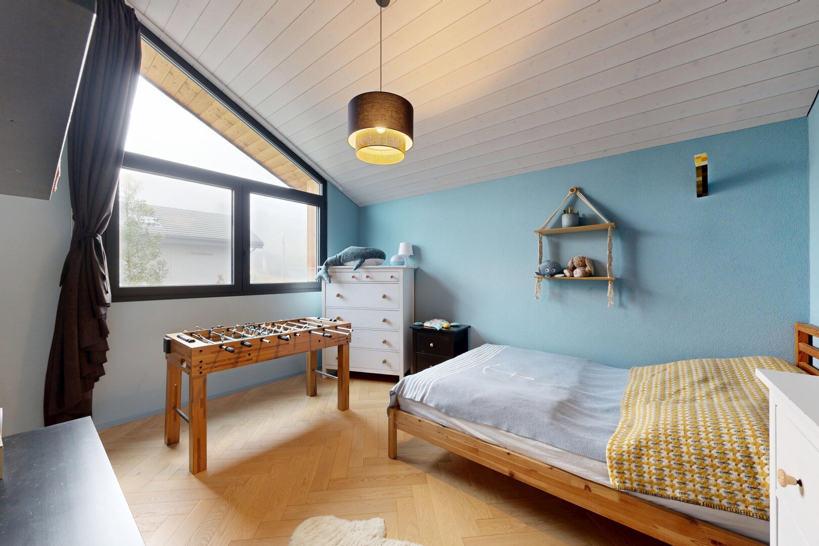 zimmer / schlafzimmer mit natürliches licht, natural light, parquet floor, inside property, und dachschräge