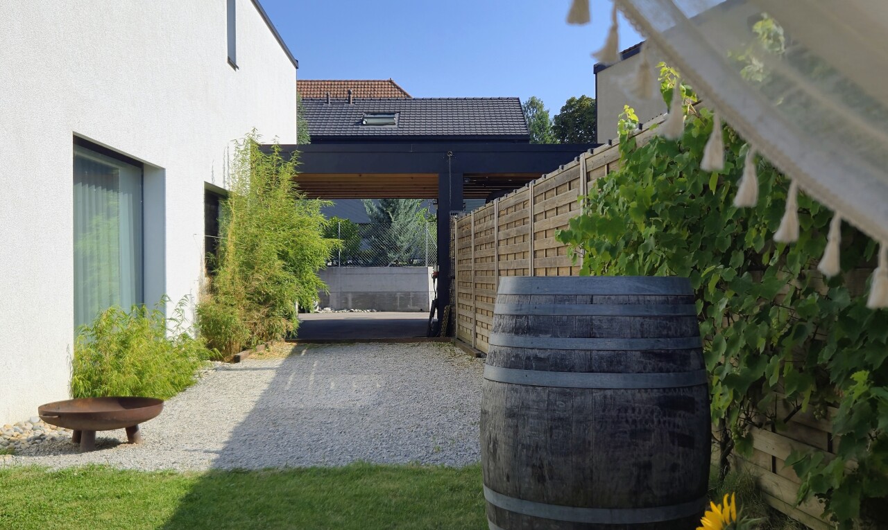 garten mit zaun, day time, property visible, und terrasse
