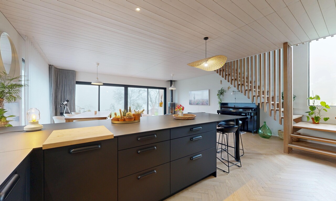 küche mit parquet floor, natural light, natürliches licht, inside property, und pendelleuchte