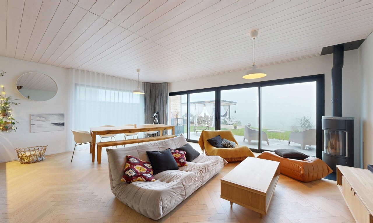 wohn- / esszimmer mit holzofen, parquet floor, natural light, natürliches licht, und inside property