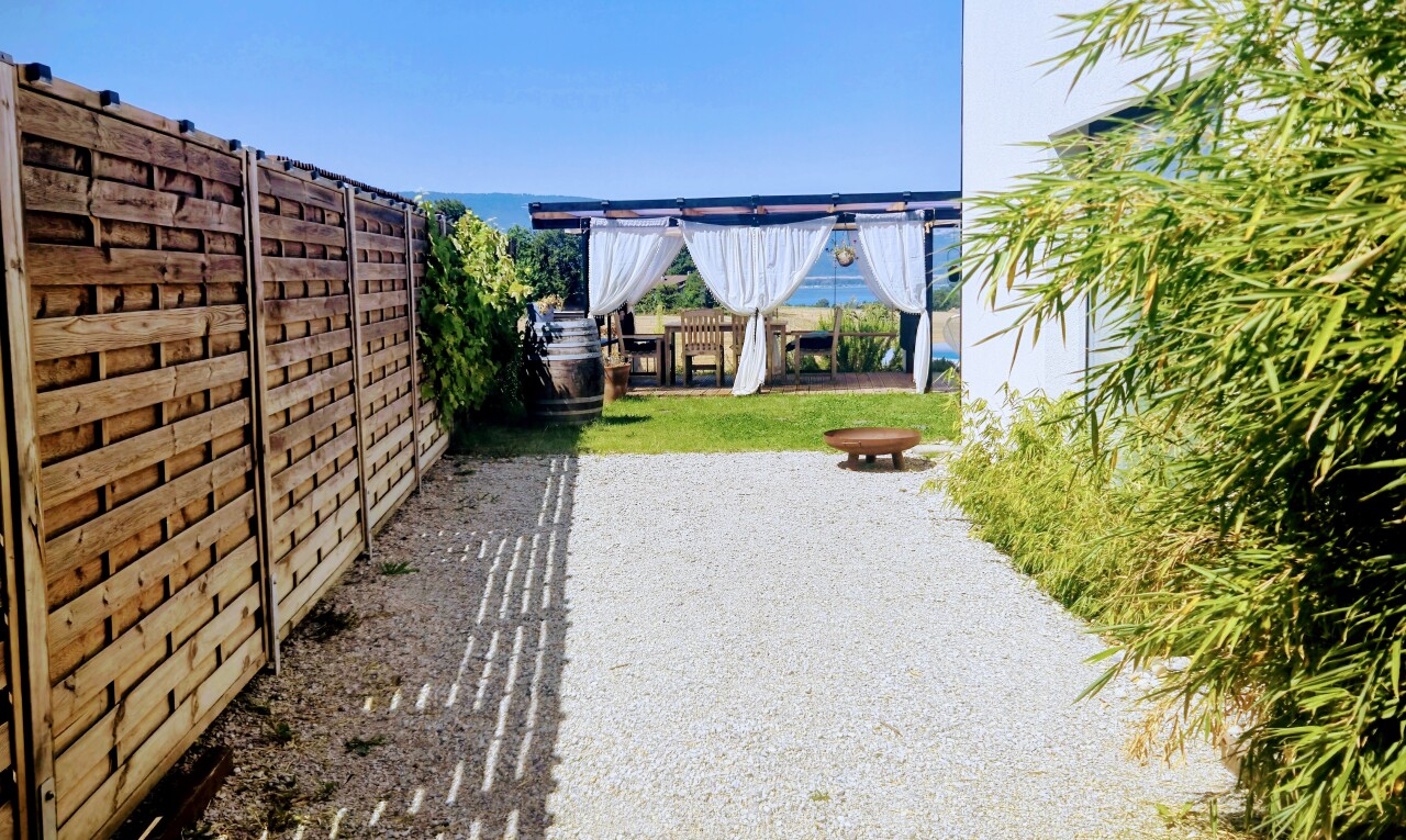 terrasse mit zaun, from property, und day time