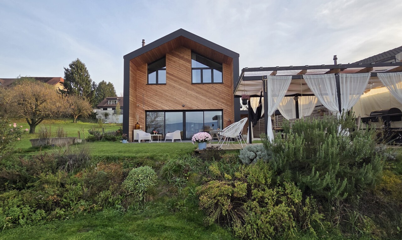 außenansicht mit holzverkleidung, terrasse, property visible, horizontale verkleidung, und rasen