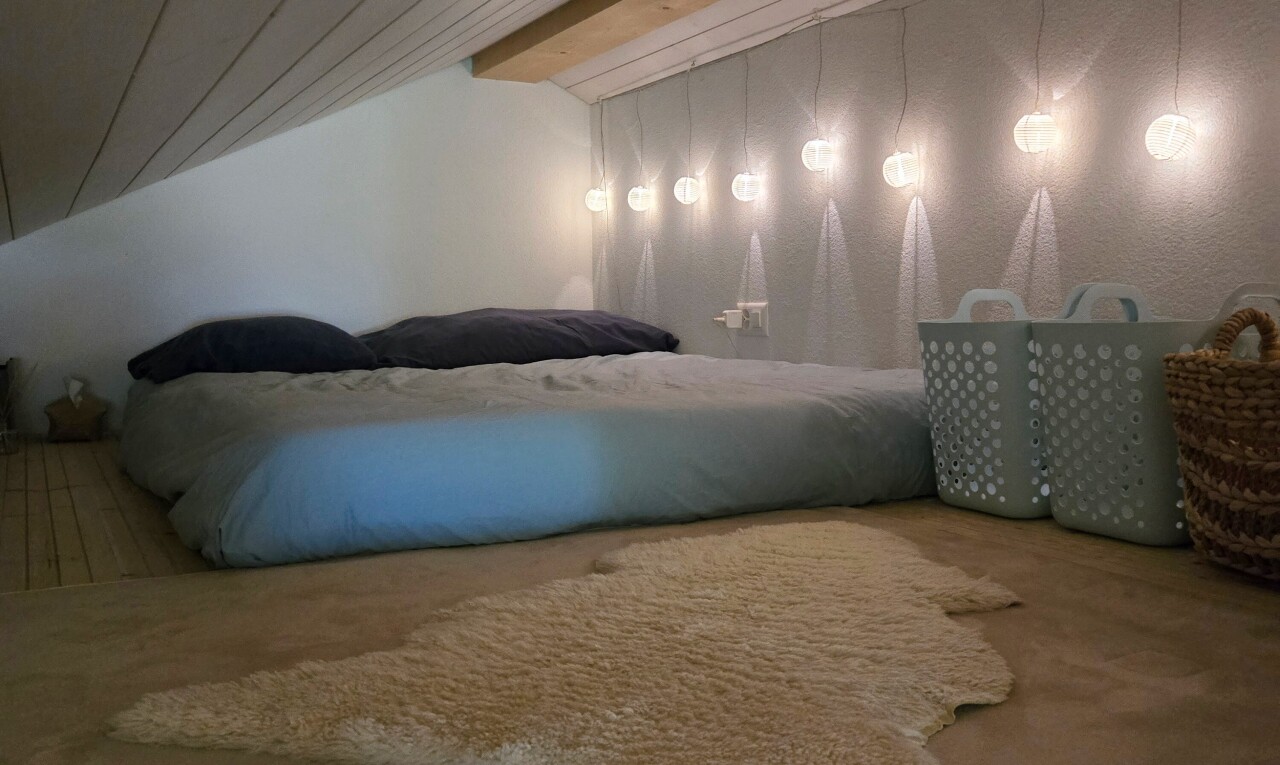 zimmer / schlafzimmer mit balkendecke, beamed ceiling, und inside property