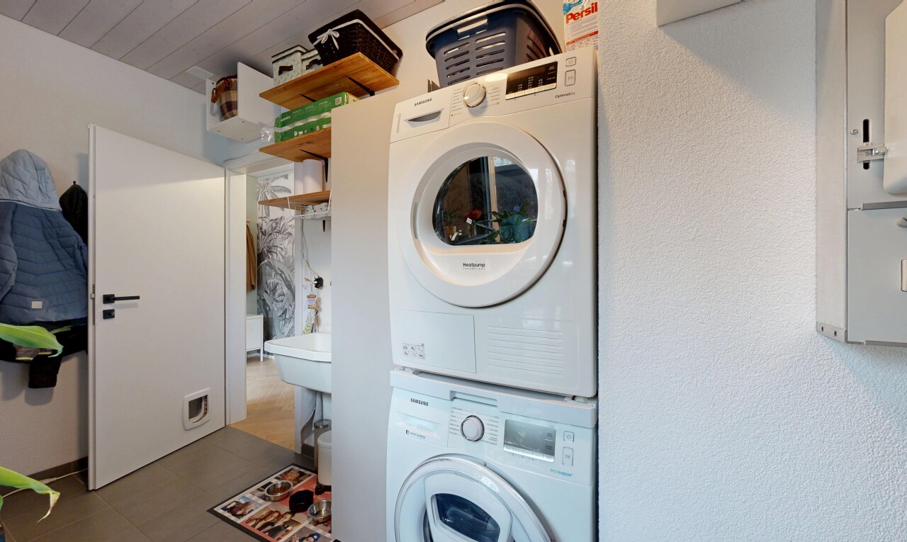 wäschekammer mit waschturm, wäscherei, und inside property