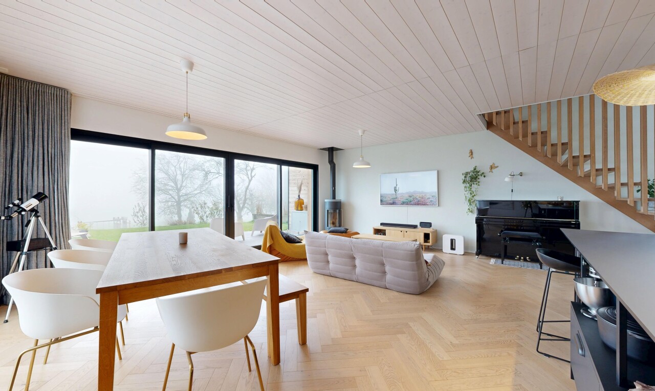 wohn- / esszimmer mit holzofen, parquet floor, inside property, natural light, und natürliches licht