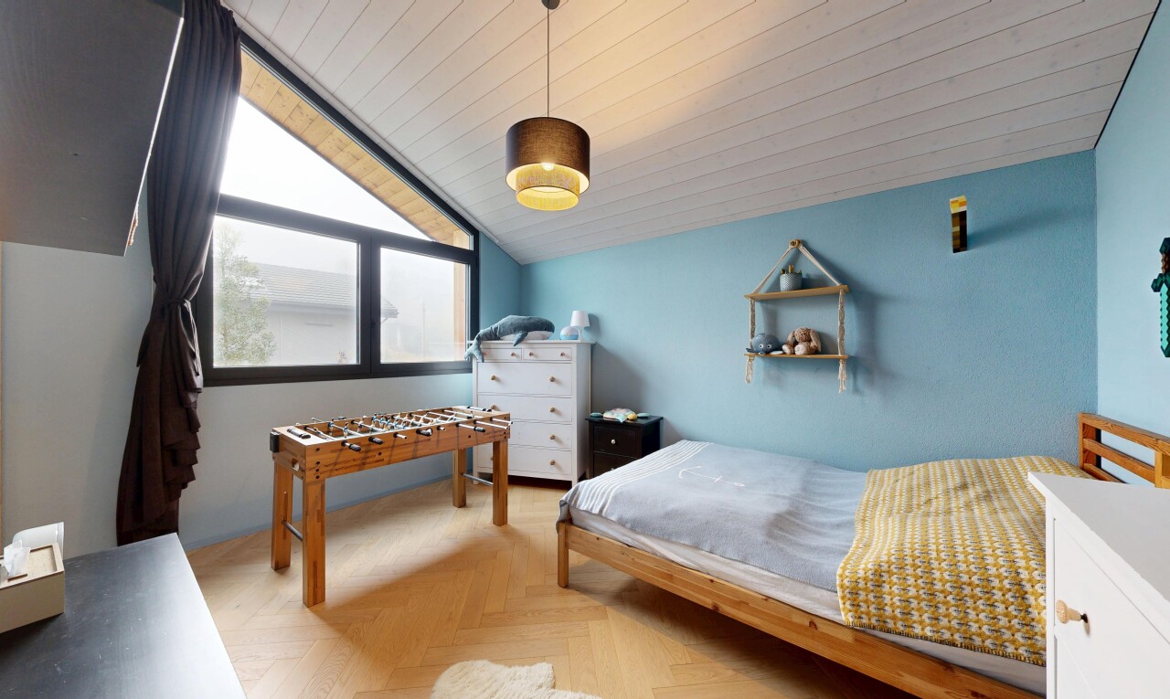 zimmer / schlafzimmer mit natürliches licht, natural light, parquet floor, inside property, und dachschräge