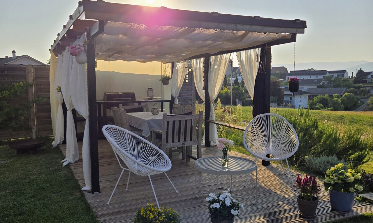 terrasse mit deck, essbereich im freien, und grill
